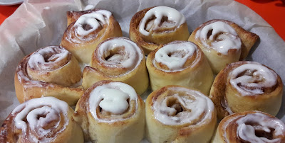 "Cinnamon rolls” edo kanela-biribilketako errezeta