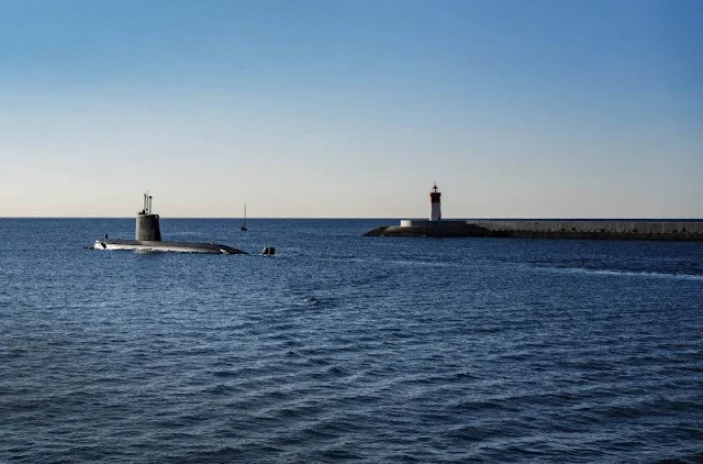 El 'Mistral' sale a mar abierto desde la base naval de Cartagena. CARMEN SECANELLA