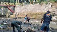 Pembersihan Sungai Cikapundung, Satgas Sub 04 Sektor 22 Pertegas Sanksi Warga Melalui Patroli Sungai