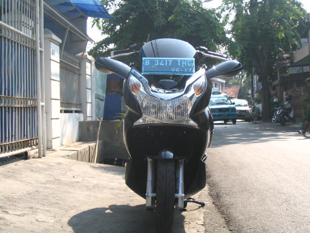 Nampak dari depan Spion Custom Honda PCX 150 yang terpasang di motor. title=