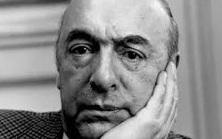 Imagen de Pablo Neruda con la mano en el rostro