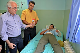 Brasileiros visitam palestino ferido