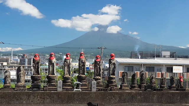 海抜ゼロメートルから富士山を目指す「ゼロ富士」。鈴川の浜・田子の浦からスタートして富士山本宮浅間大社～山宮浅間神社を経由するルートと村山道で村山浅間神社を経由するルートから富士山スカイラインで富士宮口五合目（標高2,400m）まで上る。下りは富士山スカイラインで御殿場へ走るサイクリングコース