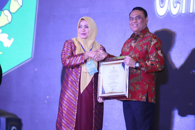 Bupati Bima Hj Indah Dhamayanti Putri SE, menerima Penghargaan 99 Top Inovasi Nasional yang diserahkan langsung oleh KemenPAN-RB Syafruddin, melalui Kompetisi Bidang Pelayanan Publik, Kamis (18/7/2019) di Semarang.Bupati Bima Hj Indah Dhamayanti Putri SE, menerima Penghargaan 99 Top Inovasi Nasional yang diserahkan langsung oleh KemenPAN-RB Syafruddin, melalui Kompetisi Bidang Pelayanan Publik, Kamis (18/7/2019) di Semarang.