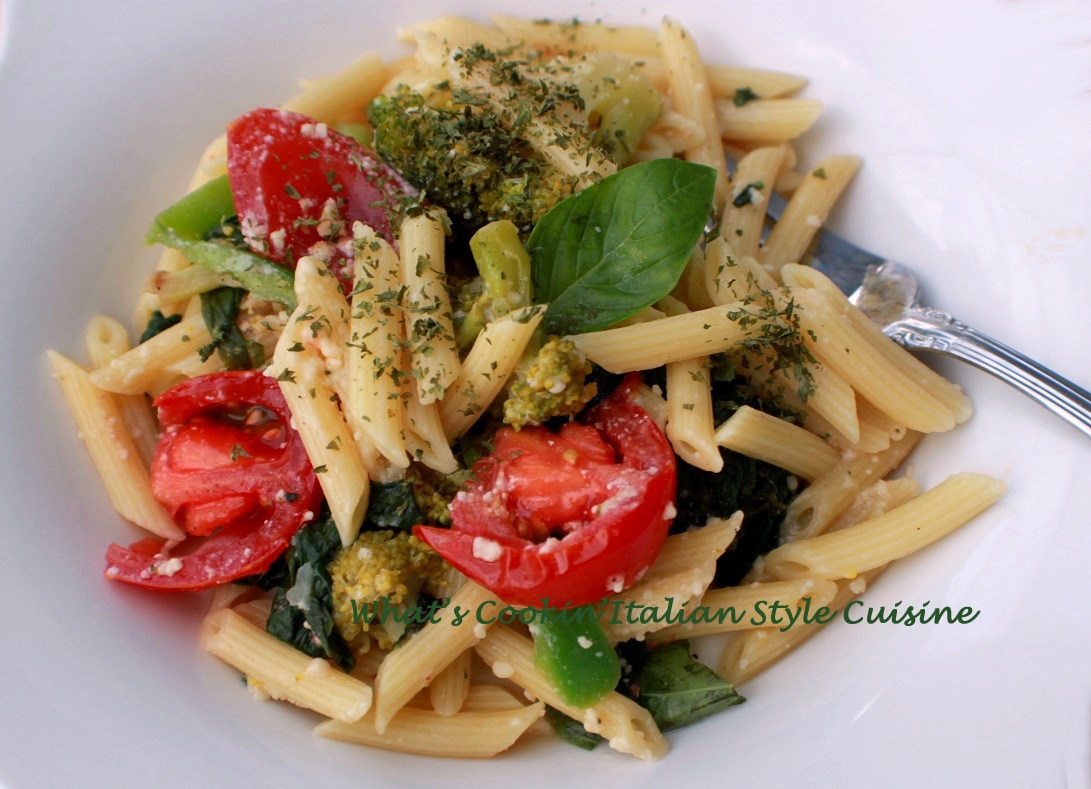 this is a BLT pasta with tomatoes and lettuce