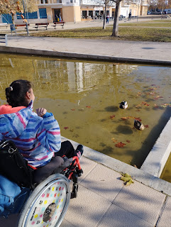 Carla saludando a los patos del parque.