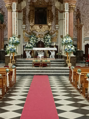 Decoración floral para boda religiosa con arreglos florales en tonos azul y blanco