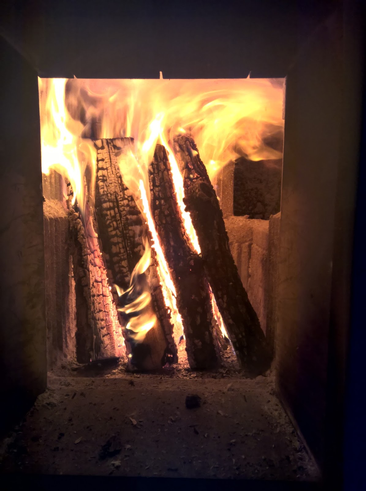 Holz Metall Und Smart Home Befeuern Eines Kachelofens