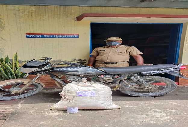 किच्छा क्षेत्र कलकत्ता फार्म पुलिस ने 150 पाउच अवैध कच्ची शराब के साथ तस्कर गिरफ्तार 