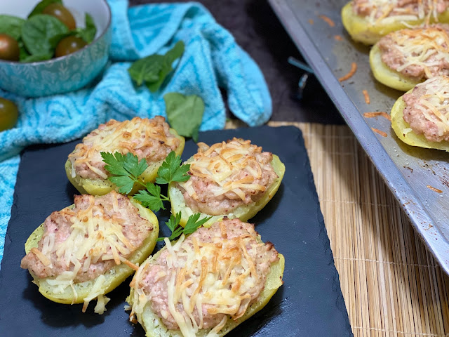 Patatas rellenas gratinadas de carne picada, paté y bechamel