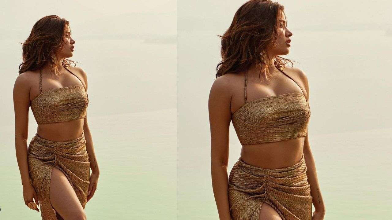 New LOok: Janhvi Kapoor sizzles in beachwear b*ld avatar for fans with skirt photoshoot