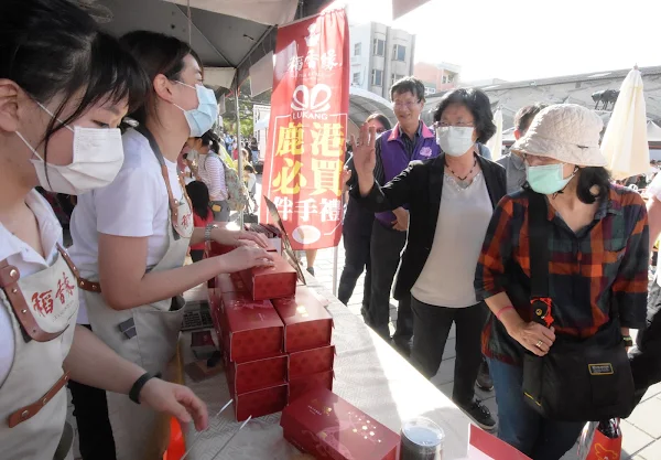 鹿港糕餅文化節轉扭蛋 彰化市一對母女手氣超旺