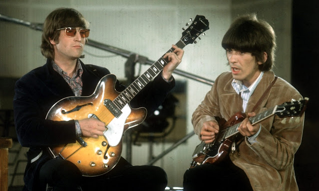 George Harrison y John Lennon tocando sus guitarras durante la sesión de Abbey Road para grabar Paperback Writer y Rain, abril de 1966