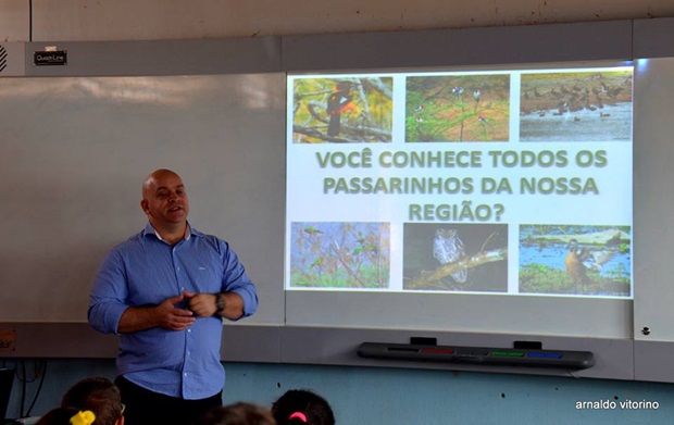 Observador de aves fala para estudantes de Santa Cruz sobre importância de preservar as espécies