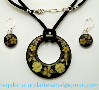 conjunto de colgante y pendientes con flores naturales plata