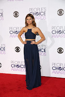 Stefanie Scott wore a two-piece midnight blue halter dress in the red carpet at 2016 People’s Choice Awards in Los Angeles