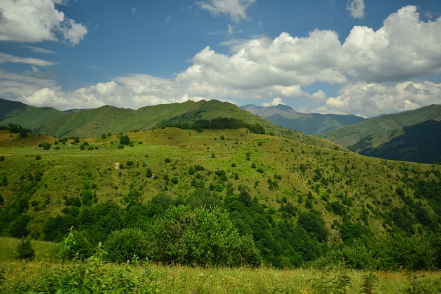 Příroda v horách Vysokého Kavkazu v Gruzii.