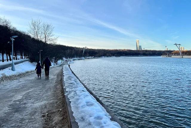 Воробьёвы горы, Воробьёвская набережная, Москва-река