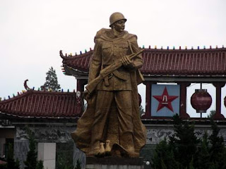 Image of the symbol of a military garrison located in the centre of a major tourist destination in China.