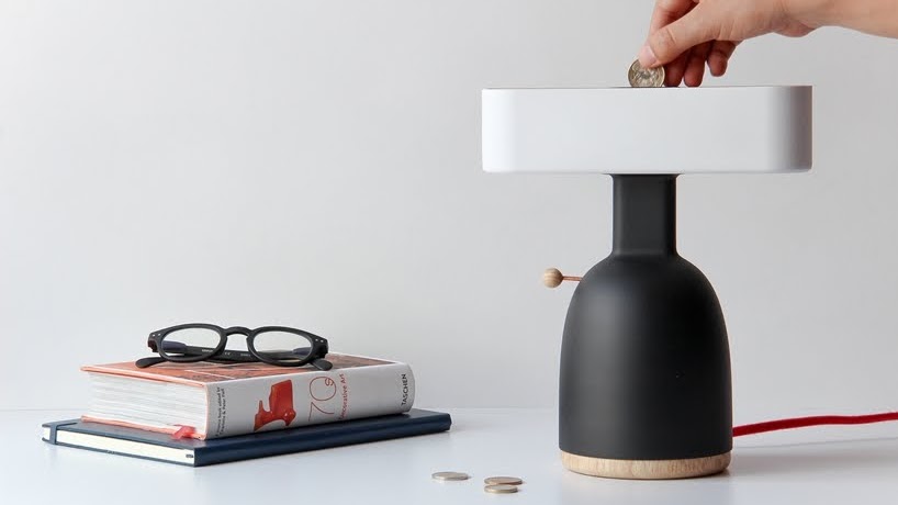 MOAK Studio ha diseñado esta lámpara que necesita monedas para activar sus bombillas