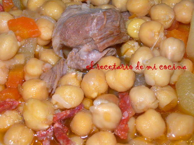 garbanzos ecologicos con hilos de chorizo