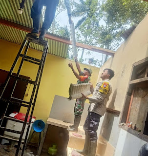 Respon Cepat Polisi Bersama TNI Bantu Benahi 90 Rumah Rusak Akibat Angin Kencang di Banyuwangi