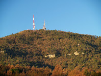 Les antenes del Castellar des de sota la línia elèctrica del Camí de les Roquetes