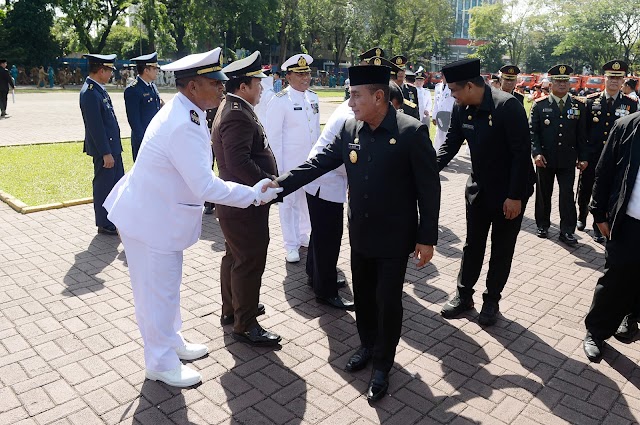 Edy Rahmayadi Serahkan Penghargaan Tunggul Kecamatan Terbaik Kategori Kota Tahun 2022