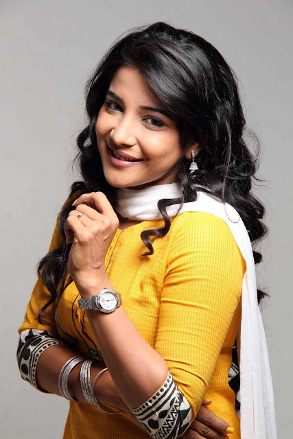 Telugu actress hot pics in yellow dress Sakshi Agarwal