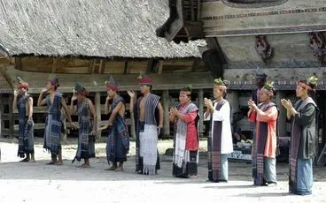 Orang orang menari Tortor