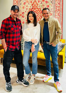 एक उद्यमी बनने के लिए कोई परिभाषित रोडमैप नहीं है, लेकिन इंटीरियर डिजाइन व्यवसाय शुरू करते समय अभी भी बहुत कुछ सीखना बाकी है, जहां रचनात्मक परिवर्तन प्रचुर मात्रा में होते हैं। ब्रांड पहचान विकसित करने और विकास के प्रबंधन से लेकर रणनीतिक आउटसोर्सिंग और सही कर्मचारियों को काम पर रखने तक, एक सफल फर्म को विकसित करने का रास्ता अक्सर त्रुटिपूर्ण परीक्षण से भरा हो सकता है।