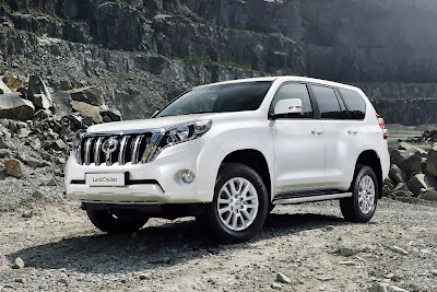 Toyota Land Cruiser Invincible (2014) Front Side