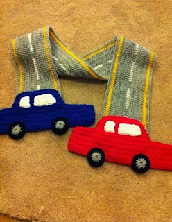 http://translate.google.es/translate?hl=es&sl=en&tl=es&u=http%3A%2F%2Floopyfreakwithalist.wordpress.com%2Fpatterns%2Fkids-car-scarf%2F