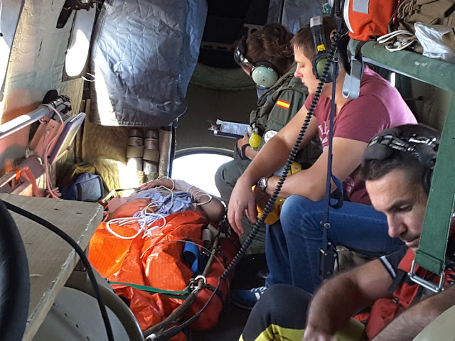 Un helicóptero del SAR rescata a un marinero que enfermó en alta mar a 2.000 km de Canarias