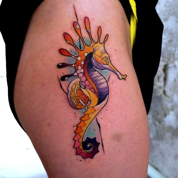 Tatuaje de caballito de mar en colores muy vivos
