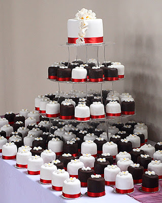 Mini Wedding Cakes with top cutting cake