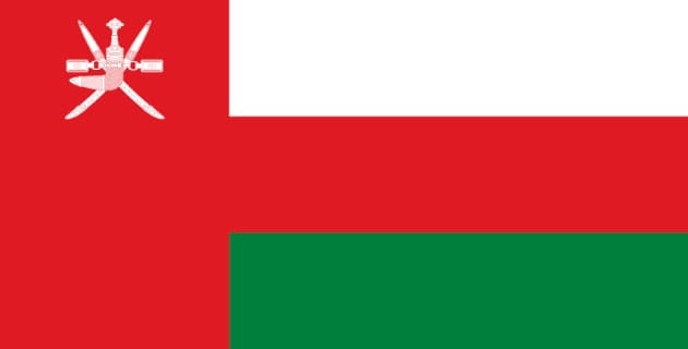 يتكون العلم الوطني لسلطنة عمان من ثلاثة أشرطة أفقية متوازية ملونة من الأعلى للأسفل بالأبيض والأخضر والأحمر، مع شريط أحمر على اليسار يحتوي على شعار السلطنة