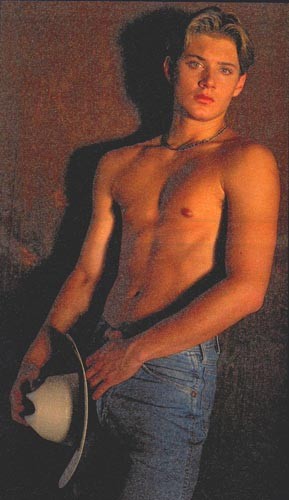 Supernatural hunk actor Jensen Ackles shirtless pictures