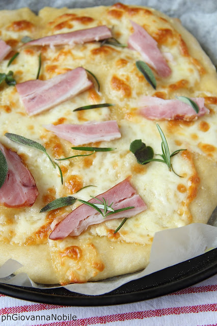 Pizza di grano kamut con bacon Lenti, scamorza ed erbe aromatiche