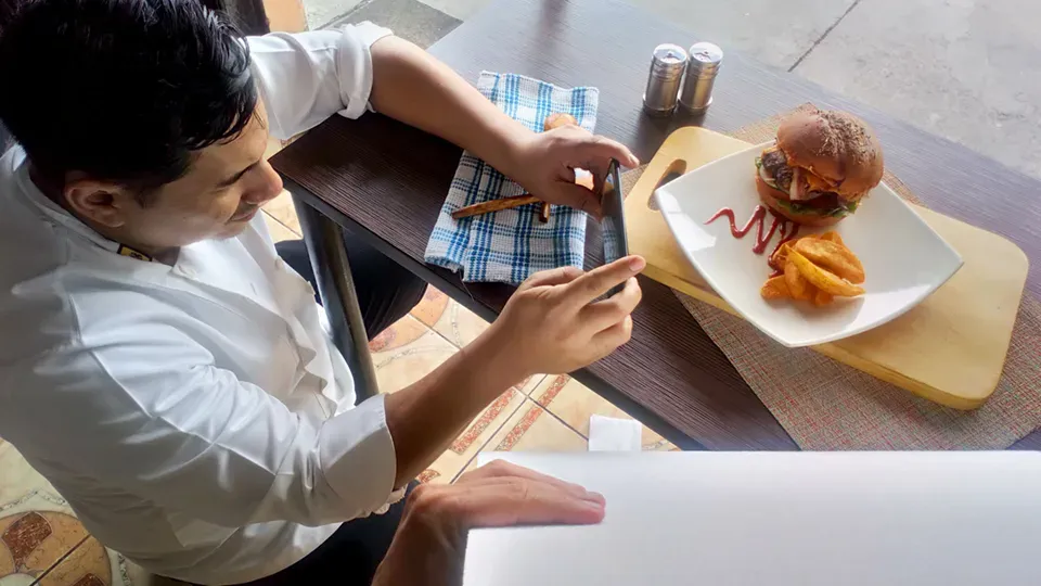 Mauro Rojas impartió un taller de fotografía comercial a dueños de restaurantes, incluido en el Programa La Olla Emprendedora.