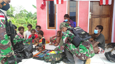 Satgas Pamtas RI-PNG Yonif 711/Raksatama Memberikan Pelayanan Kesehatan Ke Rumah-rumah Warga Perbatasan