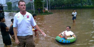 Tingkah Kocak Bule Saat Banjir Melanda Jakarta