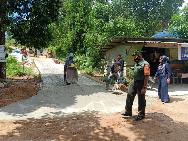 Babinsa Rapius bersama Ketua BPD Desa Ceruk Mengawasi Pelaksanaan Semenisasi di Desa Ceruk