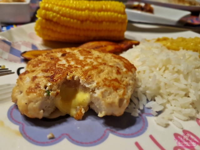 Hambúrguer de frango recheado de queijo