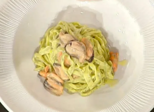 Spaghetti freschi al prezzemolo con carbonara di cozze