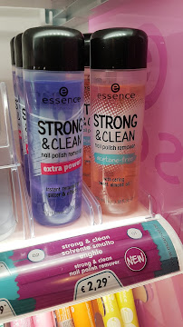 novità essence - strong&clean nail polish remover