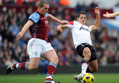 Richard Dunne Javier Hernandez, Aston Villa - Manchester United