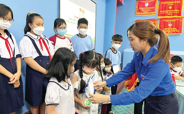 Trao học bổng cho đội viên, học sinh có hoàn cảnh khó khăn  bị ảnh hưởng bởi dịch Covid-19.