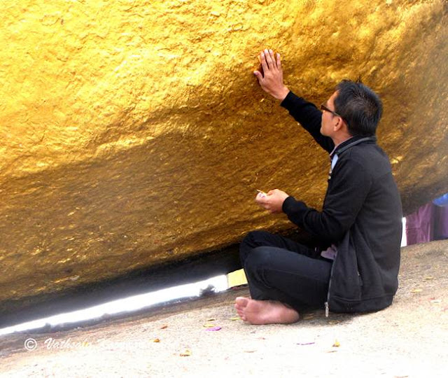 Картинки по запросу Golden Stone On Mount Chayttiyo In Myanmar