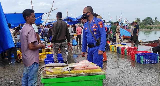 Singgahi Masyarakat Nelayan, Anggota Satpolairud Polres Aceh Timur Sampaikan Himbauan Kamtibmas